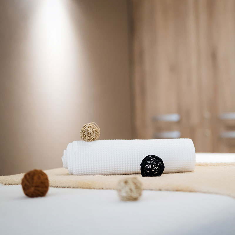 Liege mit Handtüchern und Deko-Kugeln<br />
